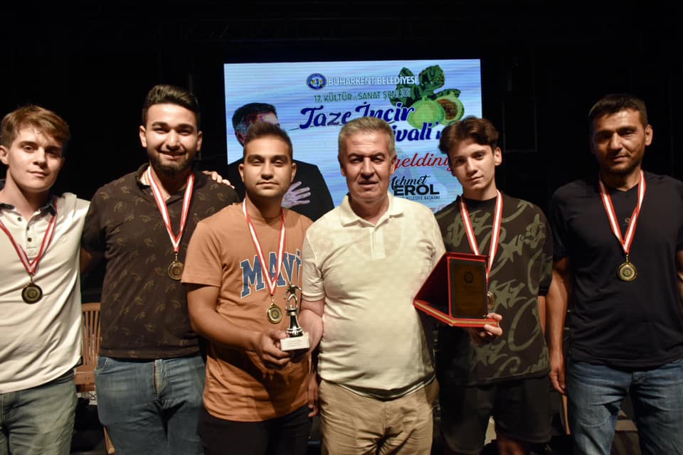 Belediye Başkanımız Sayın Mehmet Erol, Taze İncir Festivali Futbol Turnuvasında dereceye giren sporcularımıza ödüllerini verdi.